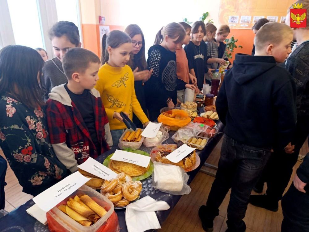 Масляна масленица, мы с зимой прощаемся, На горах катаемся, блинами объедаемся....&quot;
