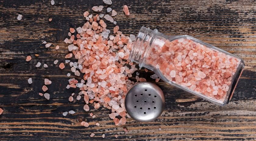 Врач назвал основные причины тяги к соленым продуктам