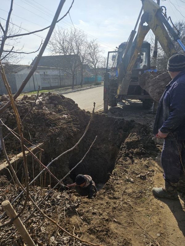 Сотрудники МУП &quot;Акимовское ЖКХ&quot; совместно с аварийной бригадой из Ярославля ведут ремонтные работы по устранению порыва на водопроводных сетях в пгт Акимовка по улице Кирова