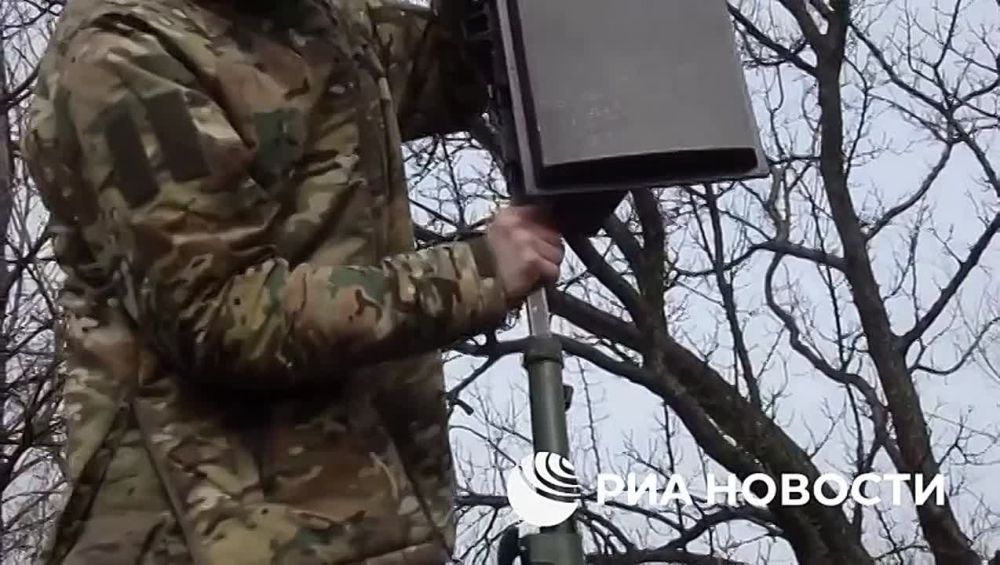 Расчет БПЛА 42-й дивизии группировки &quot;Днепр&quot; выявил слабые места в системе радиоэлектронной борьбы украинских боевиков на запорожском направлении и атакует цели в тылу противника, рассказал РИА Новости старший расчета с...