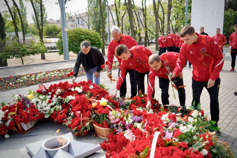 Сборная Запорожской области по футболу возложила цветы на братском кладбище