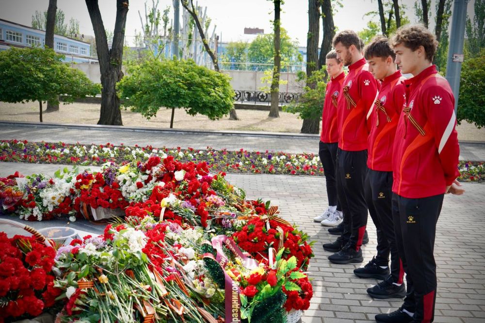 Сборная Запорожской области по футболу возложила цветы на братском кладбище