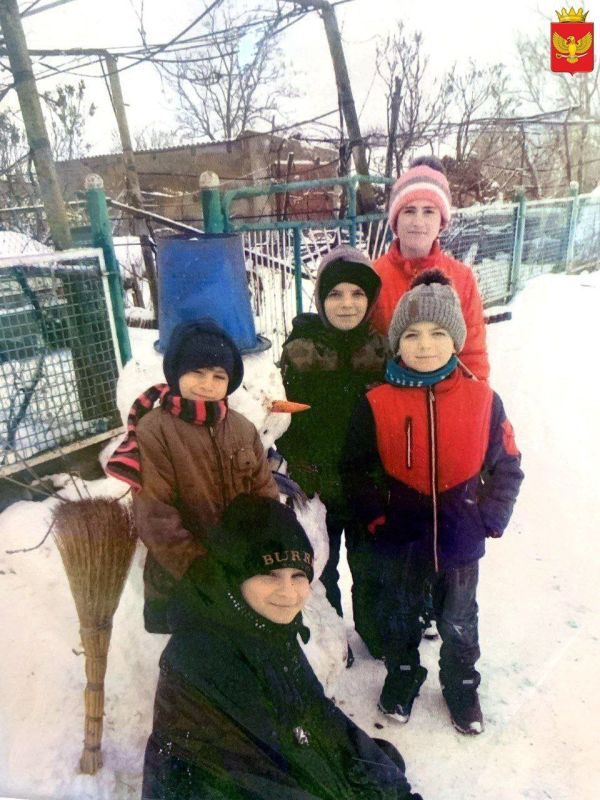15 мая, в Международный День семьи, ребята ГБУ ОО ЗО &quot;Орловская СОШ&quot; вместе с наставниками организовали в учебном учреждении выставку семейных фотографий и рисунков, на которых дети изобразили своих самых родных людей