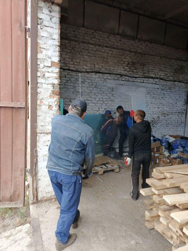 В Приморск доставлена партия стекла для аварийного запаса: северяне продолжают помогать