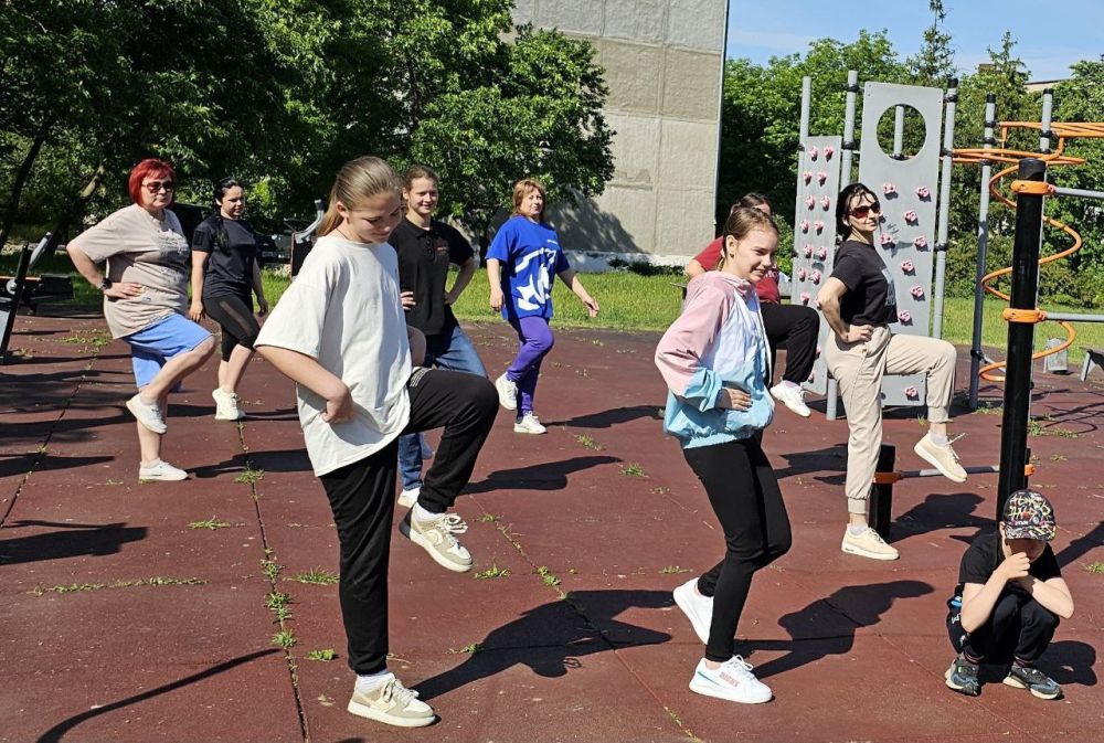 24 мая в городе Днепрорудное на открытой тренажёрной площадке с участием «Единой России» прошла очередная утренняя зарядка