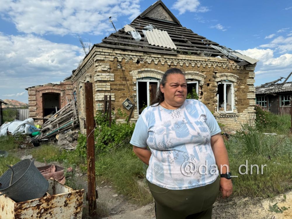 Корреспонденты вместе с другими российскими журналистами передали Галине из Марьинки гуманитарную помощь