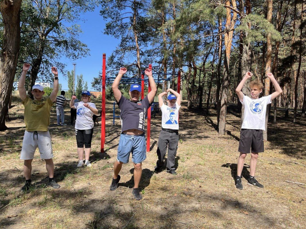 В первый день лета, несмотря на трудности и обстрелы, активисты Энергодарского ГО ЛДПР провели зарядку в честь Дня защиты детей! Этот спортивный момент стал отличной возможностью для юных активистов зарядиться энергией...