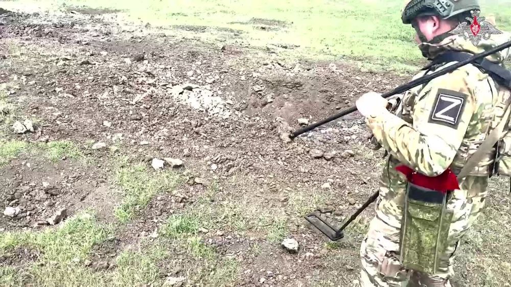 Специалисты по разминированию обеспечивают безопасность в Запорожской области