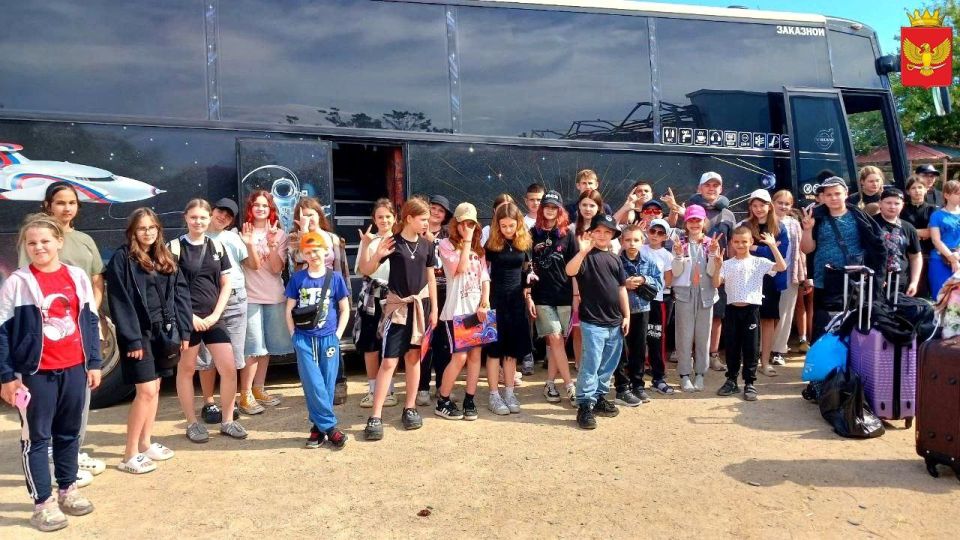 Первая смена юных жителей Приморского округа отправилась в летний лагерь в Саки!