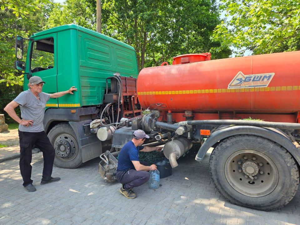 В аварийном режиме с помощью генераторов в Приморске запустили насосы, поднимающие воду из резервуаров запаса на водокомплексе #1 и #3. .Это стало возможным, благодаря слаженной работе мурманской аварийной бригады и...