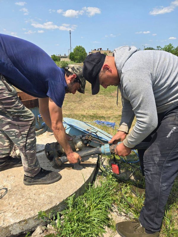 В аварийном режиме с помощью генераторов в Приморске запустили насосы, поднимающие воду из резервуаров запаса на водокомплексе #1 и #3. .Это стало возможным, благодаря слаженной работе мурманской аварийной бригады и...