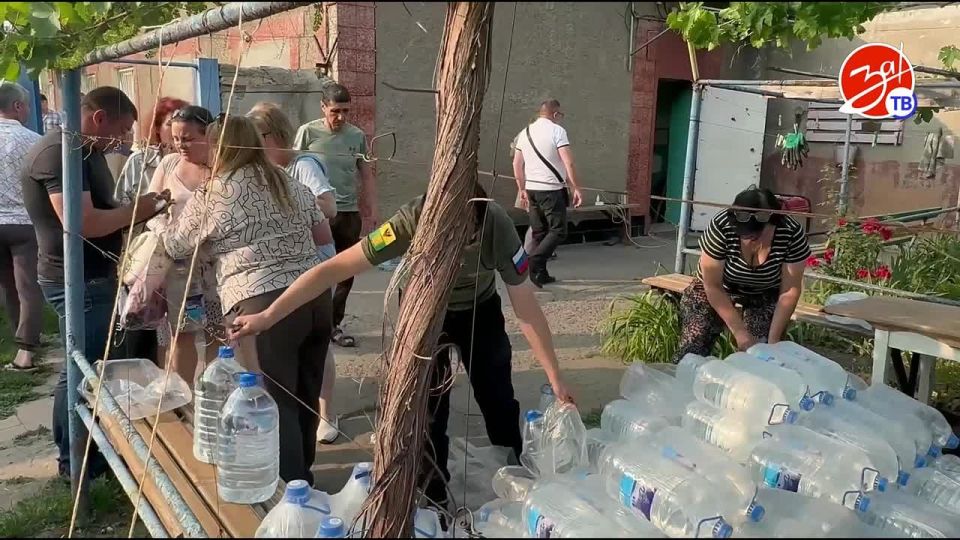 Волонтёры «Единой России» доставили воду жителям Авиагородка