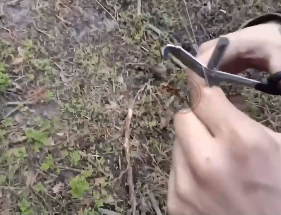 Наши бойцы весьма необычным способом обезвредили оптоволоконный FPV-дрон хохлов