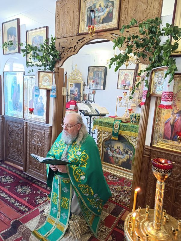 День Святой Пятидесятницы, Троицы Святой, в сей Воскресный день, с великою радостью, с кротким благоговением, которое можно сочетовать в этот день, когда Церковь Христова чтит день Рождения свой, в прифронтовом...