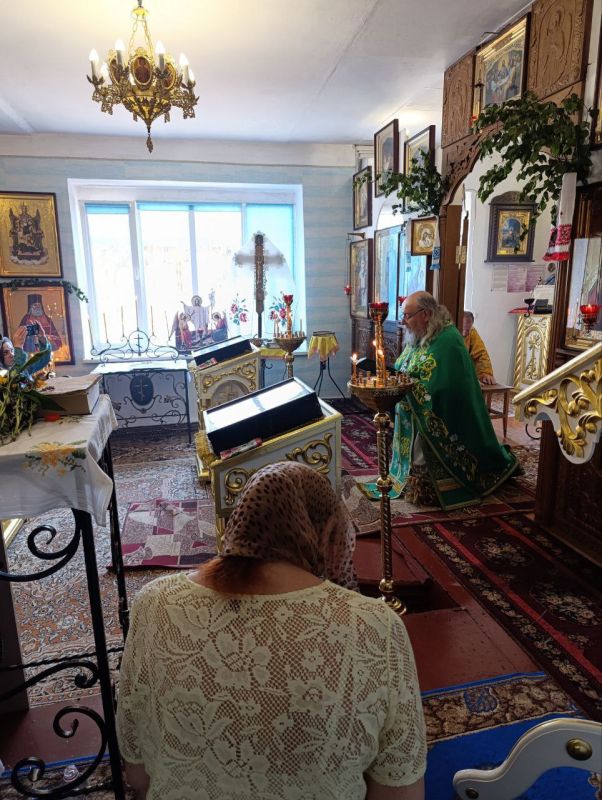 День Святой Пятидесятницы, Троицы Святой, в сей Воскресный день, с великою радостью, с кротким благоговением, которое можно сочетовать в этот день, когда Церковь Христова чтит день Рождения свой, в прифронтовом...