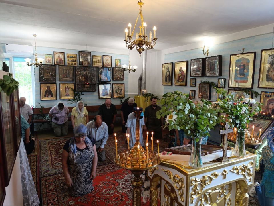 День Святой Пятидесятницы, Троицы Святой, в сей Воскресный день, с великою радостью, с кротким благоговением, которое можно сочетовать в этот день, когда Церковь Христова чтит день Рождения свой, в прифронтовом...