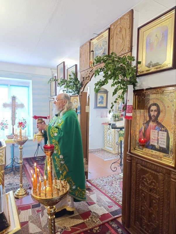 День Святой Пятидесятницы, Троицы Святой, в сей Воскресный день, с великою радостью, с кротким благоговением, которое можно сочетовать в этот день, когда Церковь Христова чтит день Рождения свой, в прифронтовом...