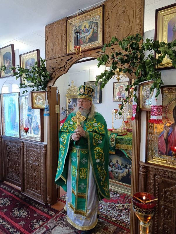 День Святой Пятидесятницы, Троицы Святой, в сей Воскресный день, с великою радостью, с кротким благоговением, которое можно сочетовать в этот день, когда Церковь Христова чтит день Рождения свой, в прифронтовом...
