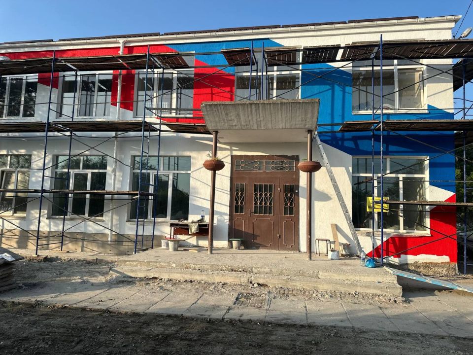Школу № 12 в Токмаке окрасят в цвета российского флага