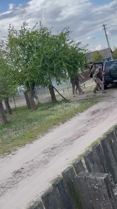 ТЦК снова забрали человека против его воли, поспешно оформили бумаги и поспешили исчезнуть, избегая прямого общения с возмущёнными людьми