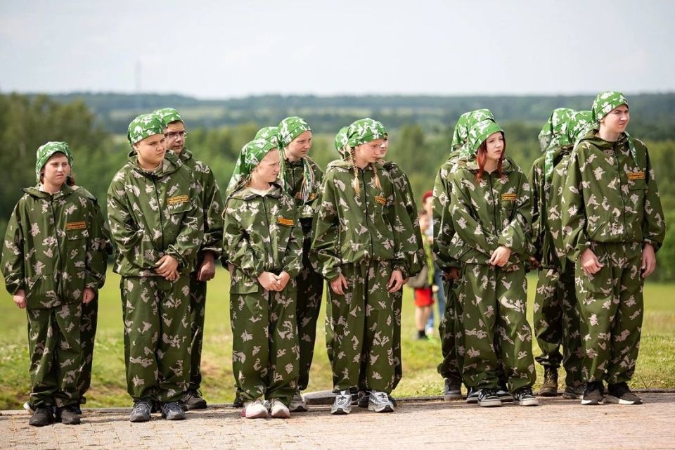 Сборная команда юнармейцев Запорожской области «Патриот», учащиеся Константиновской СОШ №2 им. Героя Советского Союза П. Т. Одинца г.о. Мелитополь, Бердянской школы №20, Мелитопольской школы №8, отпраздновали День России в... Сборная команда юнармейцев Запорожской области «Патриот», учащиеся Константиновской СОШ №2 им. Героя Советского Союза П. Т. Одинца г.о. Мелитополь, Бердянской школы №20, Мелитопольской школы №8, отпраздновали День России в...