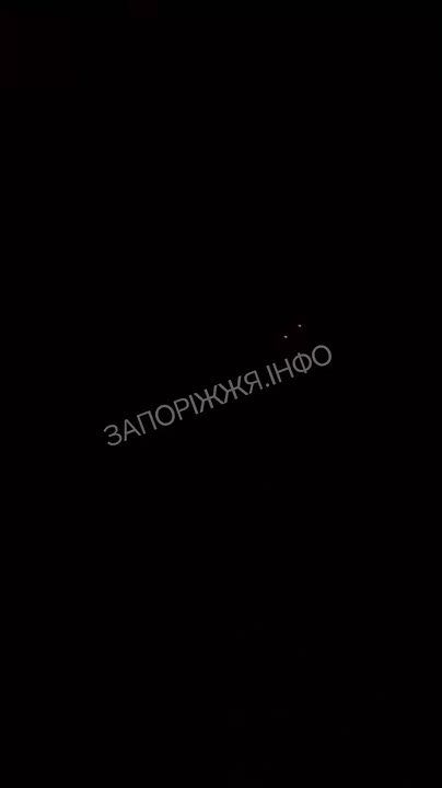 Местные ТГ-каналы сообщают о безуспешных попытках украинского ПВО сбить &quot;Герани&quot;, поражающие цели противника во временно оккупированном Запорожье