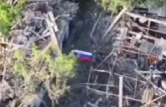 Бойцы группировки войск &quot;Восток&quot; ВС РФ с флагами в н.п. Запорожье (ДНР)