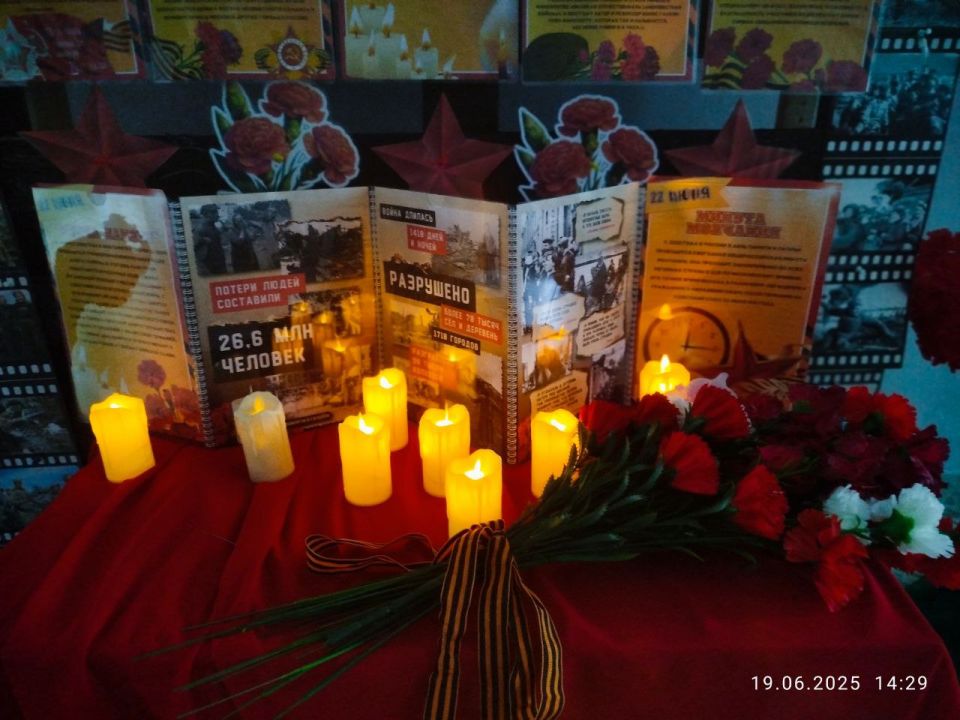 22 июня, скорби и памяти день, Год 41-й, черною птицей, На землю легла, войны тень! О павших сегодня, скорбим мы Их помним и в сердце храним, Они всегда с нами, они вечно живы, Поклон до земли, низкий, им!