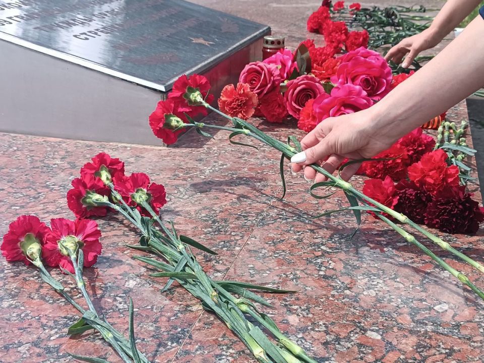 Сегодня, в День памяти и скорби, Энергодар принял участие в траурной церемонии возложения цветов к памятной стеле