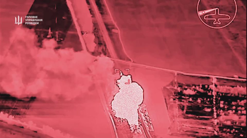 Удары украинских FPV-дронов по поезду с ГСМ в районе города Молочанск (западная окраина Токмака) Запорожской области, около 40 км от линии фронта