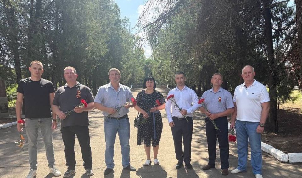 Сегодня в городе Васильевка депутаты провели митинг и минуту молчания  в память о погибших, а также возложили цветы к Братской могиле, где почтили память героев, отдавших жизнь за Родину в годы Великой Отечественной войны
