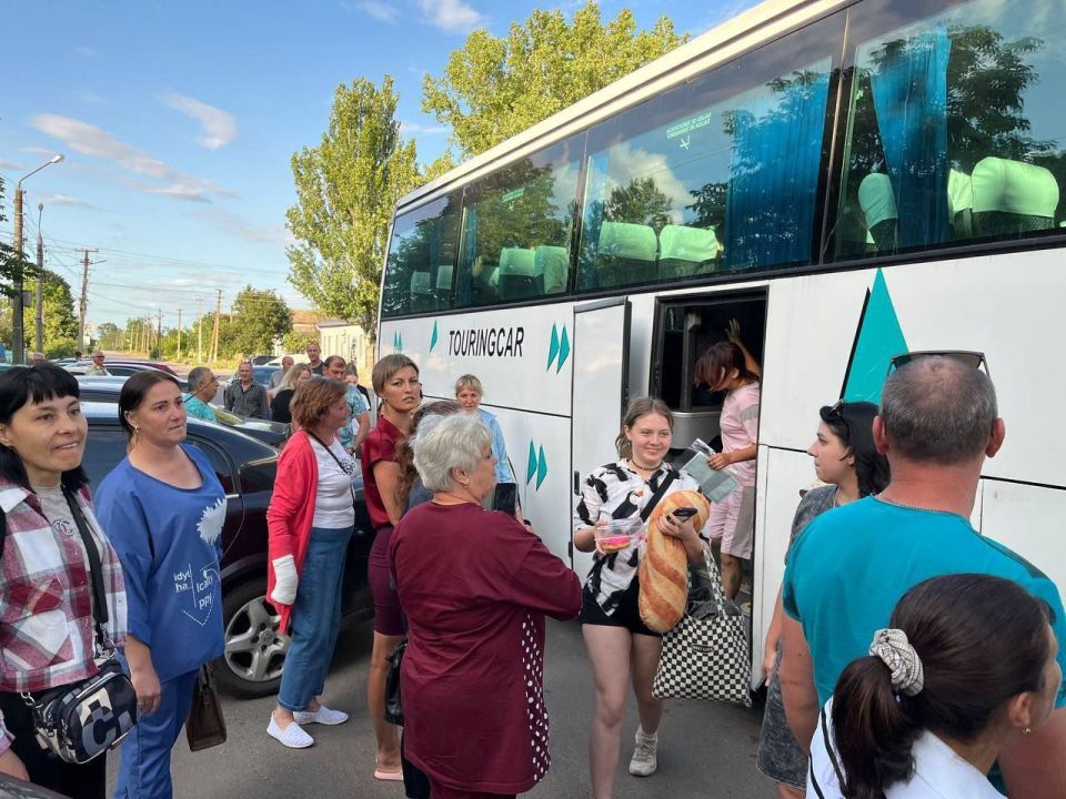 В субботу, 21 июня, домой вернулись юные жители Приморского муниципального округа, побывавшие на первой смене в оздоровительном лагере &quot;Арт-Квест&quot; на Крымском побережье! Вернулись счастливые, загорелые, переполненные новыми...