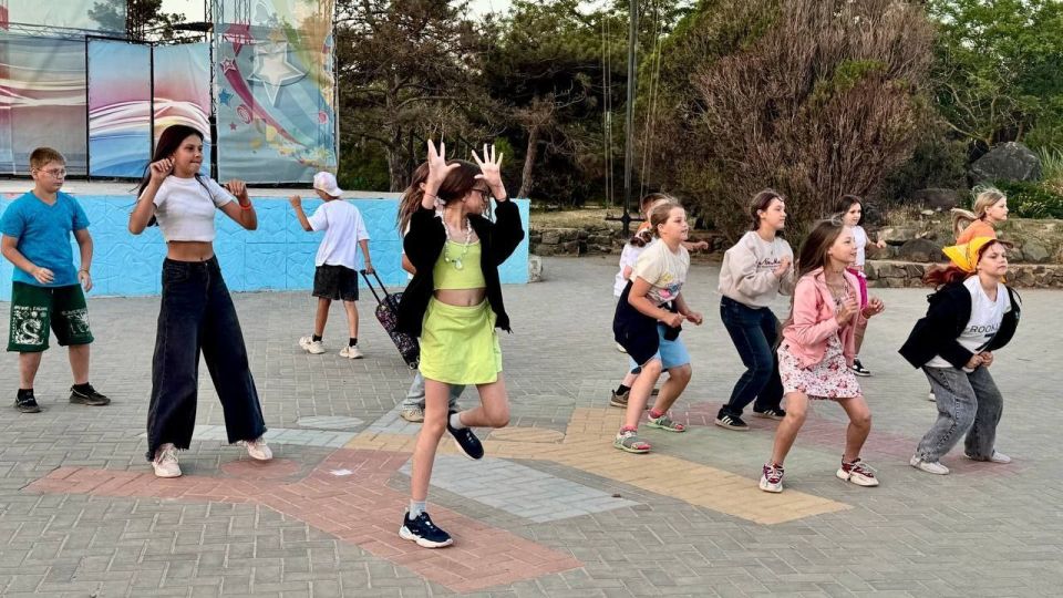 В субботу, 21 июня, домой вернулись юные жители Приморского муниципального округа, побывавшие на первой смене в оздоровительном лагере &quot;Арт-Квест&quot; на Крымском побережье! Вернулись счастливые, загорелые, переполненные новыми...