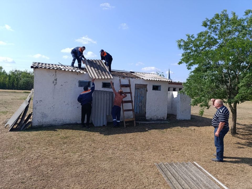 Сотрудники МУП «Жилсервис» продолжают благоустройство территории села Новгородковка