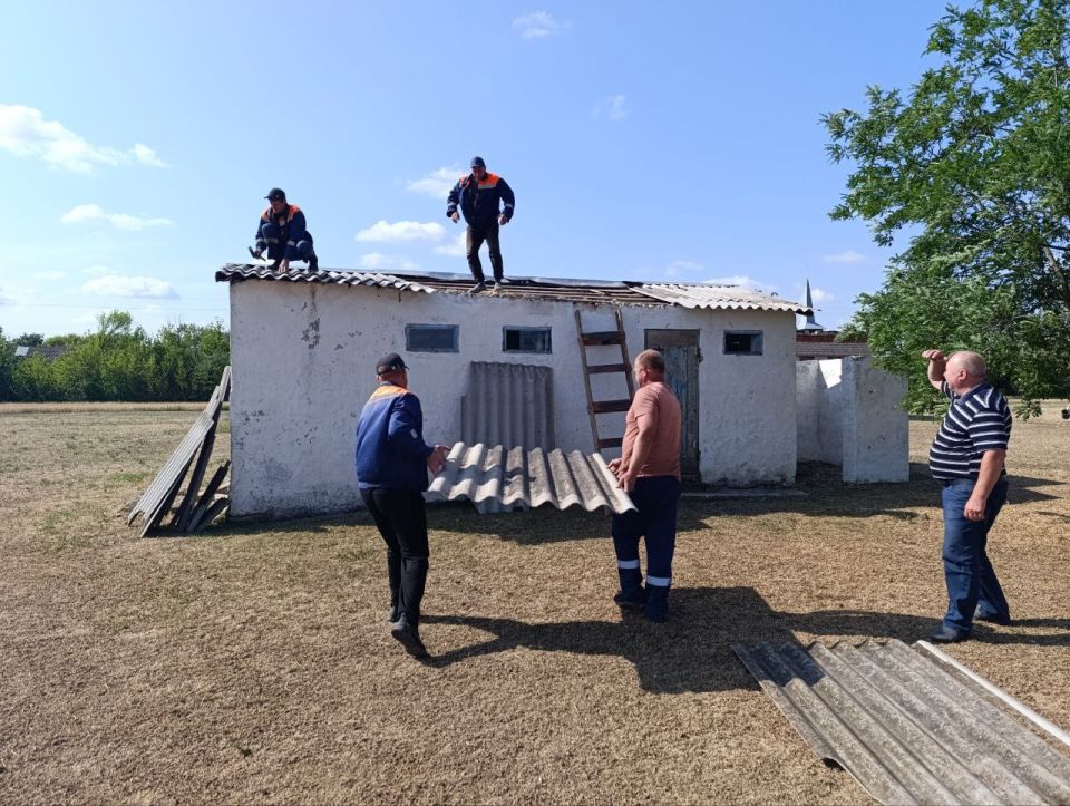 Сотрудники МУП «Жилсервис» продолжают благоустройство территории села Новгородковка