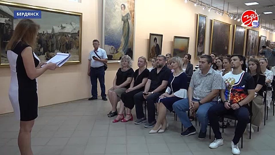 В Бердянском художественном музее имени Бродского состоялась выставка картин, посвящённых православным храмам России