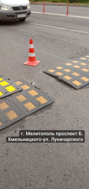 Новые «лежачие полицейские», сигнальные столбики и пешеходные ограждения установлены в Мелитополе, Приморске и Каменке-Днепровской