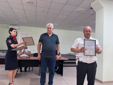 Глава Бердянска вручил сотрудникам ГИБДД грамоты по случаю профессионального праздника