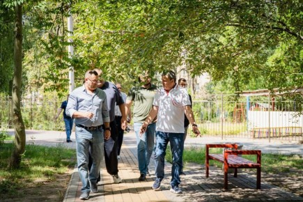 Сергей Золотарёв проверил состояние детских площадок в Мелитополе
