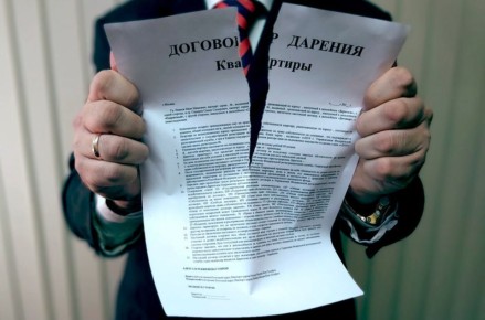 Суд удовлетворил иск жительницы Мелитополя о расторжении договора дарения квартиры дочери, проживающей в недружественной стране