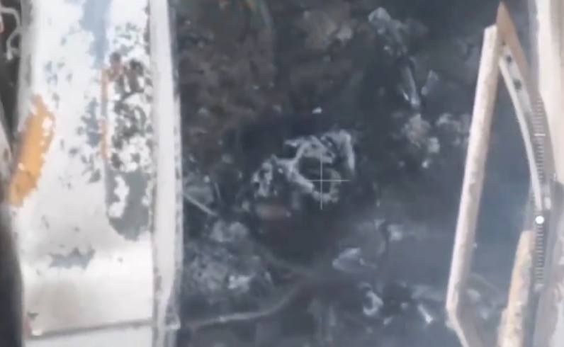 WarGonzo: Где-то на Запорожском фронте любопытная «птица» заглядывает в ещё горящий пикап ВСУ WarGonzo: Где-то на Запорожском фронте любопытная «птица» заглядывает в ещё горящий пикап ВСУ