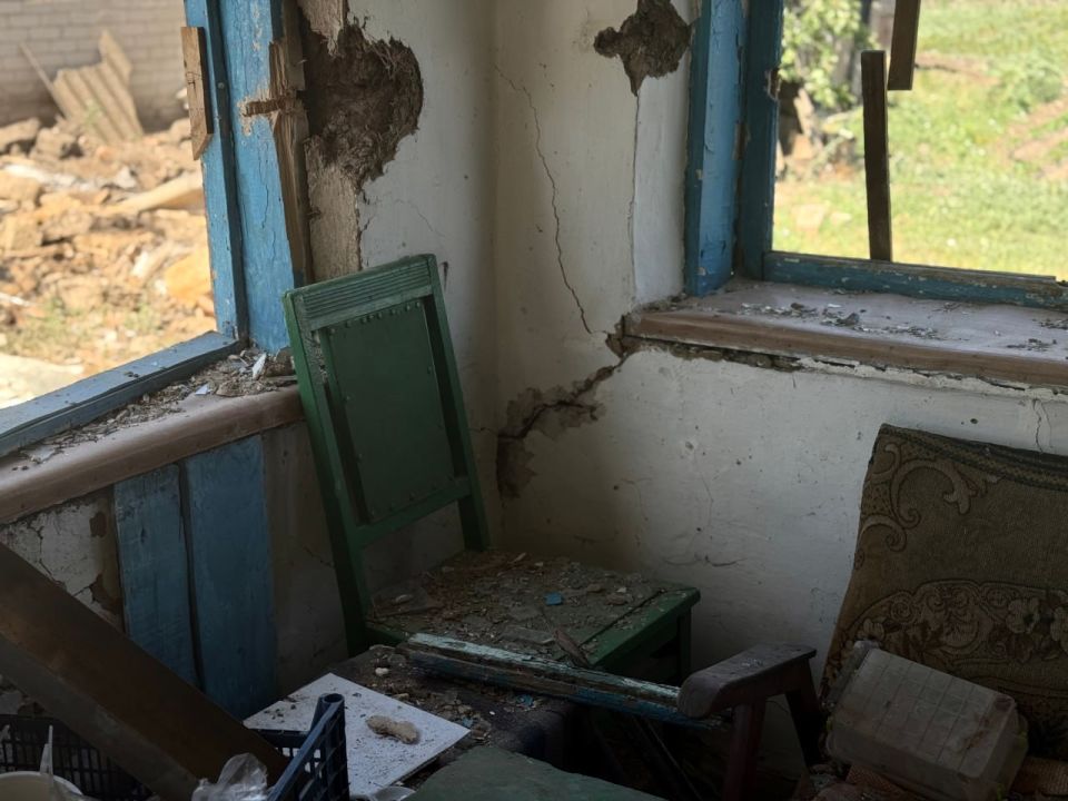 «Я на вас ракету не посылал!» - такую хамскую реакцию от главы Мелитопольского округа получили жители, чьи дома пострадали от снаряда ВСУ «Я на вас ракету не посылал!» - такую хамскую реакцию от главы Мелитопольского округа получили жители, чьи дома пострадали от снаряда ВСУ