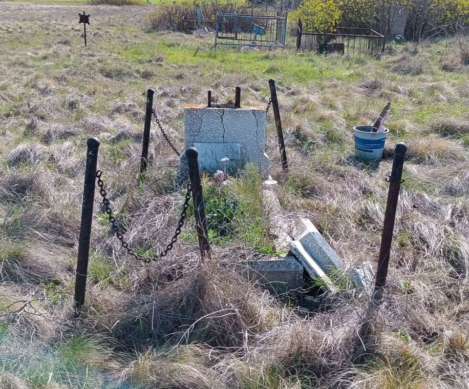 Нововасильевская поселковая библиотека бережно хранит память о подвиге маленького сержанта, продолжая шефство над могилой его матери Нововасильевская поселковая библиотека бережно хранит память о подвиге маленького сержанта, продолжая шефство над могилой его матери