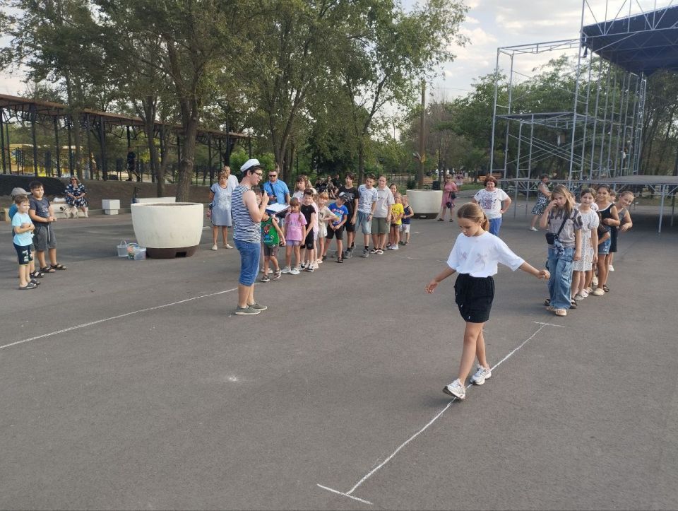 Сотрудники Акимовского ЦДК МКУ "Акимовская ЦКС" провели для детей спортивно - развлекательную программу "Поиск сокровищ Нептуна", посвящённую Дню ВМФ (из цикла развлекательно - игровых программ для детей "Путешествие в... Сотрудники Акимовского ЦДК МКУ "Акимовская ЦКС" провели для детей спортивно - развлекательную программу "Поиск сокровищ Нептуна", посвящённую Дню ВМФ (из цикла развлекательно - игровых программ для детей "Путешествие в...