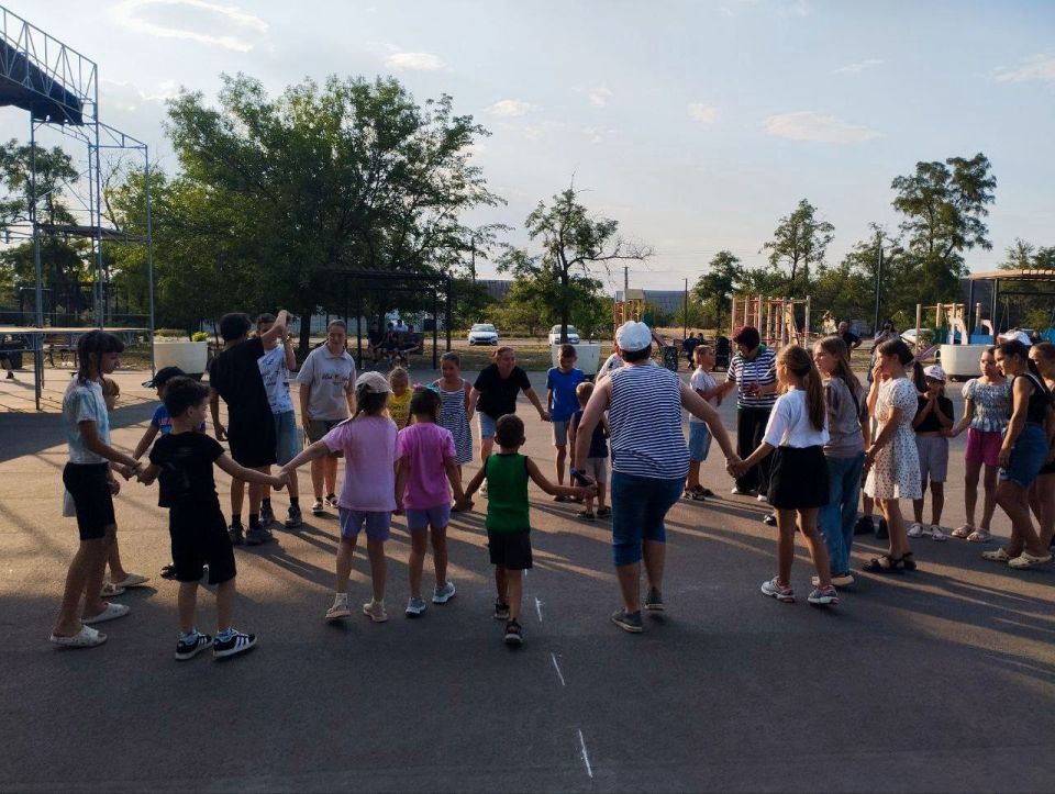 Сотрудники Акимовского ЦДК МКУ "Акимовская ЦКС" провели для детей спортивно - развлекательную программу "Поиск сокровищ Нептуна", посвящённую Дню ВМФ (из цикла развлекательно - игровых программ для детей "Путешествие в... Сотрудники Акимовского ЦДК МКУ "Акимовская ЦКС" провели для детей спортивно - развлекательную программу "Поиск сокровищ Нептуна", посвящённую Дню ВМФ (из цикла развлекательно - игровых программ для детей "Путешествие в...