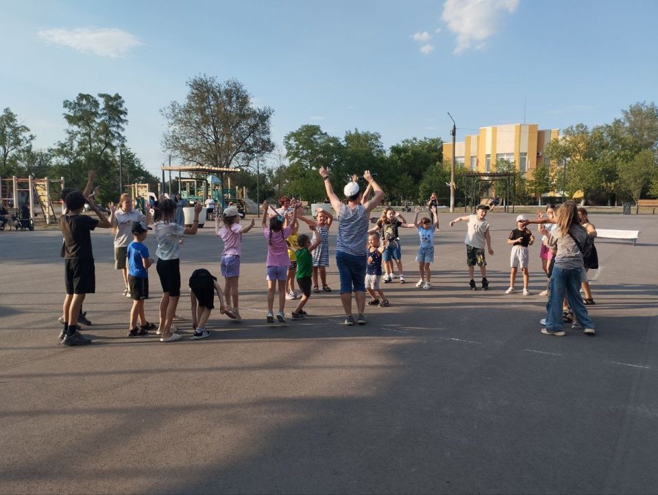 Сотрудники Акимовского ЦДК МКУ "Акимовская ЦКС" провели для детей спортивно - развлекательную программу "Поиск сокровищ Нептуна", посвящённую Дню ВМФ (из цикла развлекательно - игровых программ для детей "Путешествие в... Сотрудники Акимовского ЦДК МКУ "Акимовская ЦКС" провели для детей спортивно - развлекательную программу "Поиск сокровищ Нептуна", посвящённую Дню ВМФ (из цикла развлекательно - игровых программ для детей "Путешествие в...