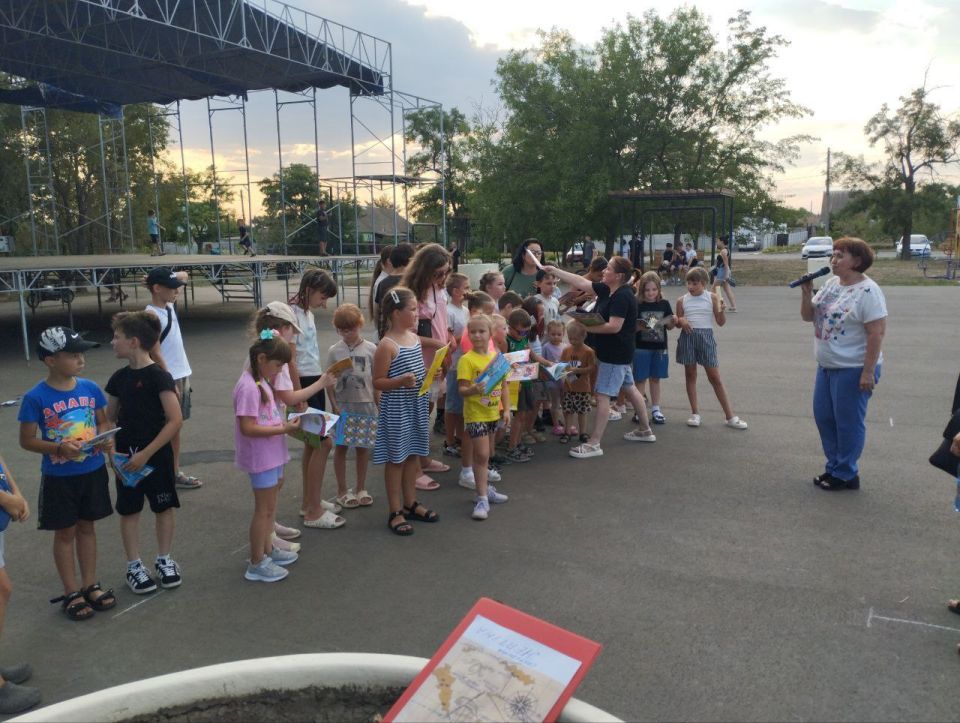 Сотрудники Акимовского ЦДК МКУ "Акимовская ЦКС" провели для детей спортивно - развлекательную программу "Поиск сокровищ Нептуна", посвящённую Дню ВМФ (из цикла развлекательно - игровых программ для детей "Путешествие в... Сотрудники Акимовского ЦДК МКУ "Акимовская ЦКС" провели для детей спортивно - развлекательную программу "Поиск сокровищ Нептуна", посвящённую Дню ВМФ (из цикла развлекательно - игровых программ для детей "Путешествие в...