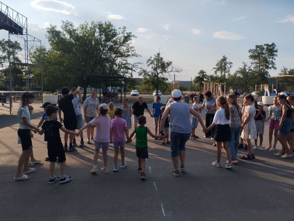 Сотрудники Акимовского ЦДК МКУ "Акимовская ЦКС" провели для детей спортивно - развлекательную программу "Поиск сокровищ Нептуна", посвящённую Дню ВМФ (из цикла развлекательно - игровых программ для детей "Путешествие в... Сотрудники Акимовского ЦДК МКУ "Акимовская ЦКС" провели для детей спортивно - развлекательную программу "Поиск сокровищ Нептуна", посвящённую Дню ВМФ (из цикла развлекательно - игровых программ для детей "Путешествие в...