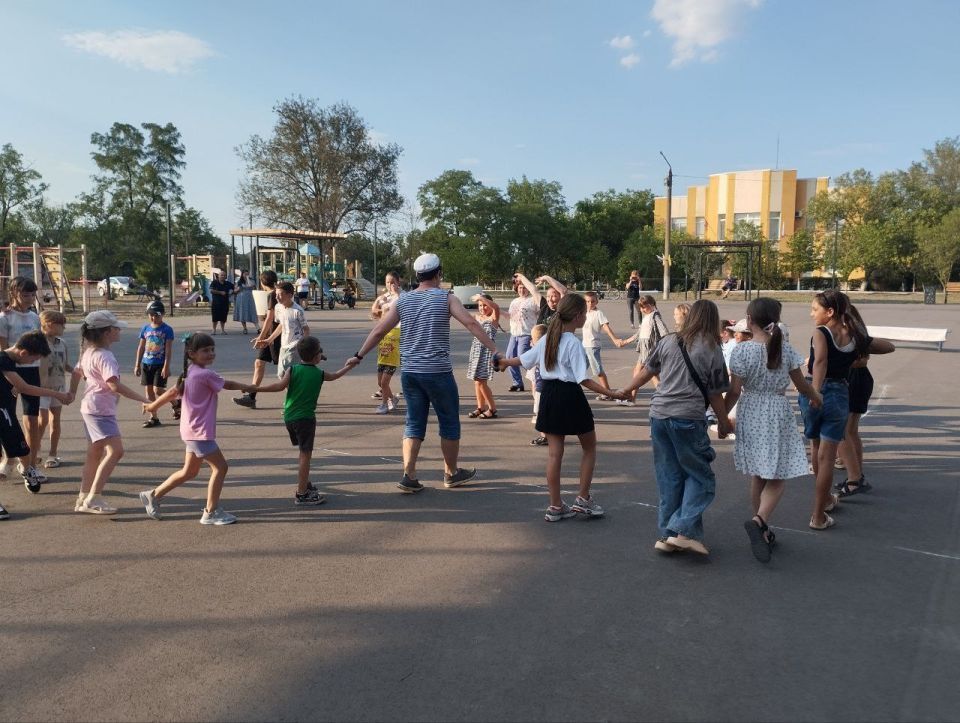 Сотрудники Акимовского ЦДК МКУ "Акимовская ЦКС" провели для детей спортивно - развлекательную программу "Поиск сокровищ Нептуна", посвящённую Дню ВМФ (из цикла развлекательно - игровых программ для детей "Путешествие в... Сотрудники Акимовского ЦДК МКУ "Акимовская ЦКС" провели для детей спортивно - развлекательную программу "Поиск сокровищ Нептуна", посвящённую Дню ВМФ (из цикла развлекательно - игровых программ для детей "Путешествие в...