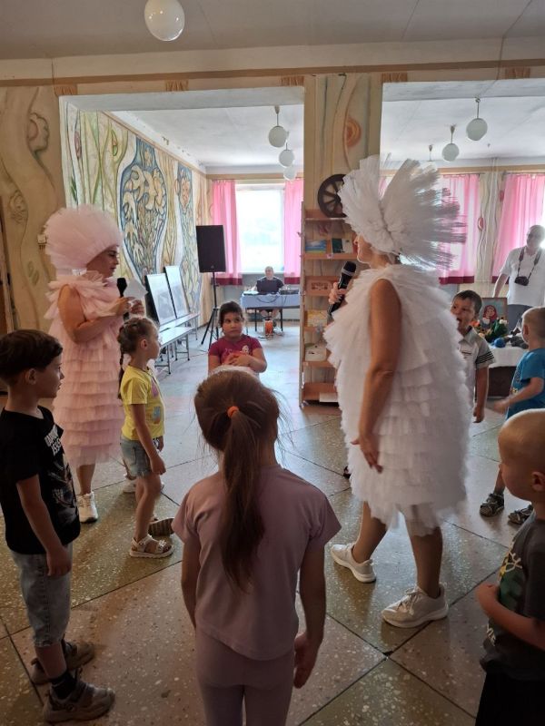 В Приазовском Доме Культуры прошла увлекательная детская игровая программа,посвящённая Дню дружбы В Приазовском Доме Культуры прошла увлекательная детская игровая программа,посвящённая Дню дружбы
